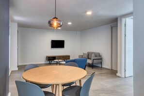 Individually decorated, individually furnished, laptop workspace - Comfort Suites Tijuana (Tijuana)