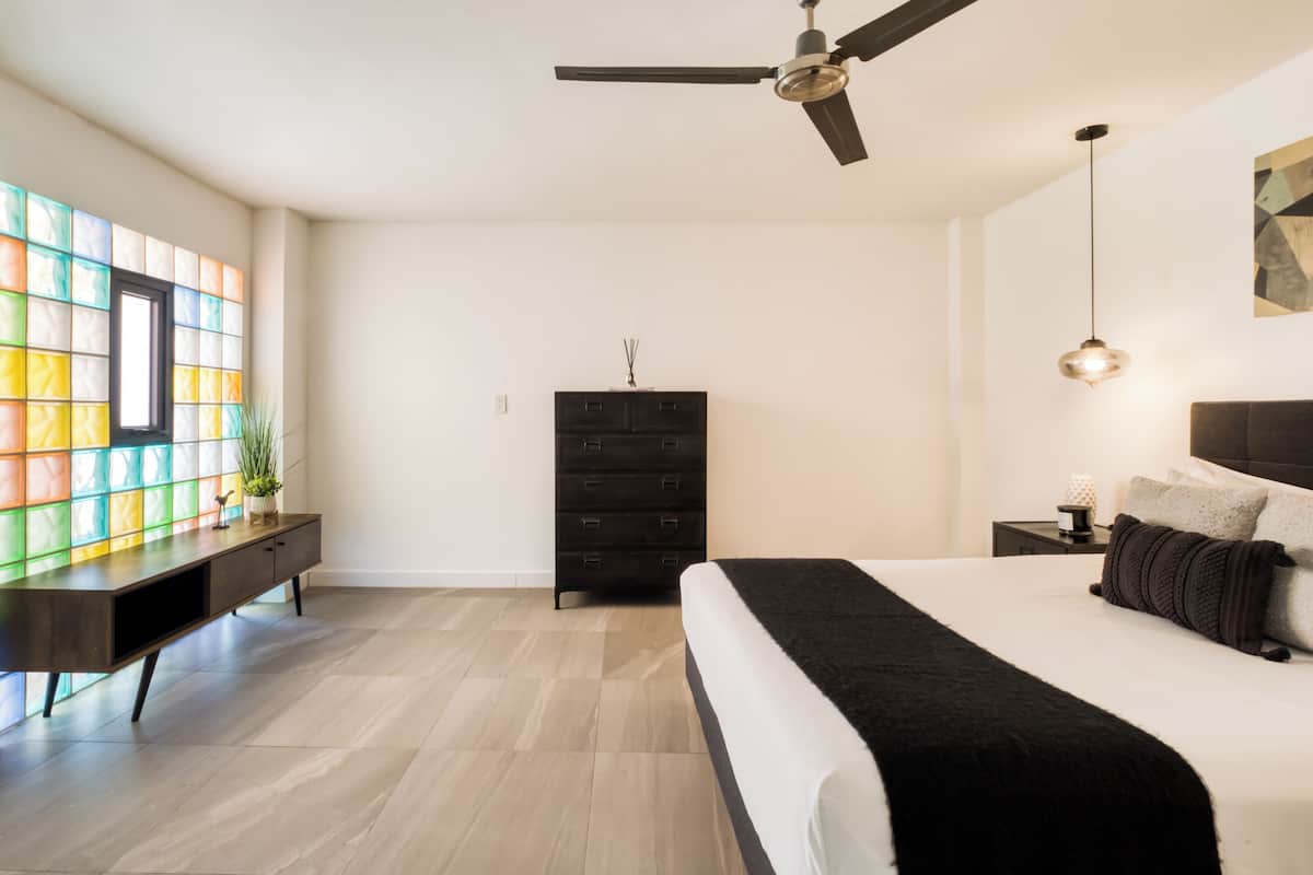 Suite, 1 queensize bed, niet-roken | Individueel gedecoreerd, gratis wifi, beddengoed