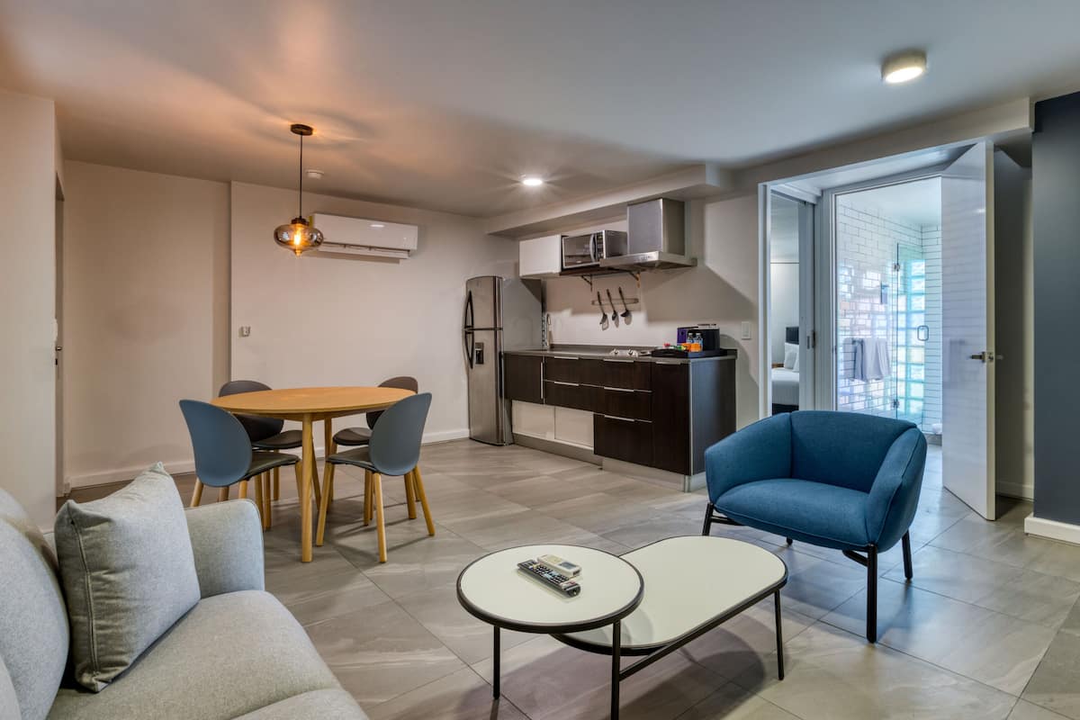 Departamento, 1 cama Queen size | Cocineta privada | Refrigerador con congelador, parrilla de estufa y cafetera y tetera