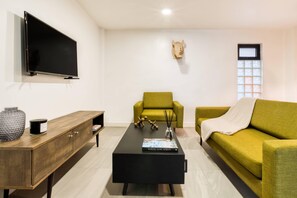 Apartment, 1 Queen Bed | Living area