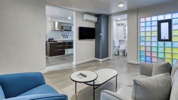Appartamento, 1 letto queen (Larger Room) | Area soggiorno | Smart TV 43 cm con canali digitali