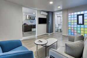 Διαμέρισμα, 1 Queen Κρεβάτι (Larger Room) | Περιοχή καθιστικού | Τηλεόραση Smart 43 εκ. με ψηφιακά κανάλια