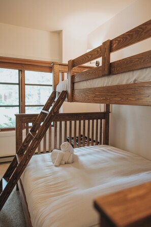 2 habitaciones, tabla de planchar con plancha, wifi y ropa de cama 
