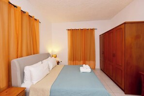 1 bedroom, iron/ironing board, WiFi, bed sheets