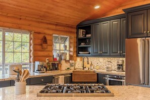 Fridge, microwave, oven, stovetop - Slopeside Retreat, great location, 3x2 promo! (Big Bear Lake)