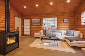 Smart TV, fireplace, offices - Slopeside Retreat, great location, 3x2 promo! (Big Bear Lake)