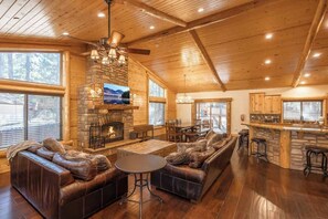 TV, fireplace, offices - Paradise Pines. Walk to Summit, 3x2 promo! (Big Bear Lake)