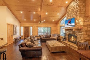 TV, fireplace, offices - Paradise Pines. Walk to Summit, 3x2 promo! (Big Bear Lake)