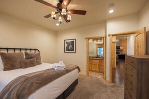 3 bedrooms, travel cot, free WiFi, bed sheets - Paradise Pines. Walk to Summit, 3x2 promo! (Big Bear Lake)