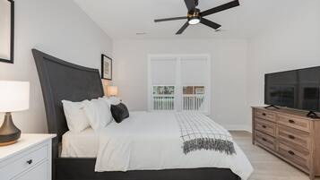 3 quartos, escrivaninha, ferros/tábuas de passar roupa