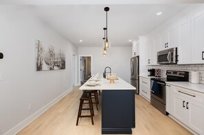 Geladeira, micro-ondas, fogão, cooktop