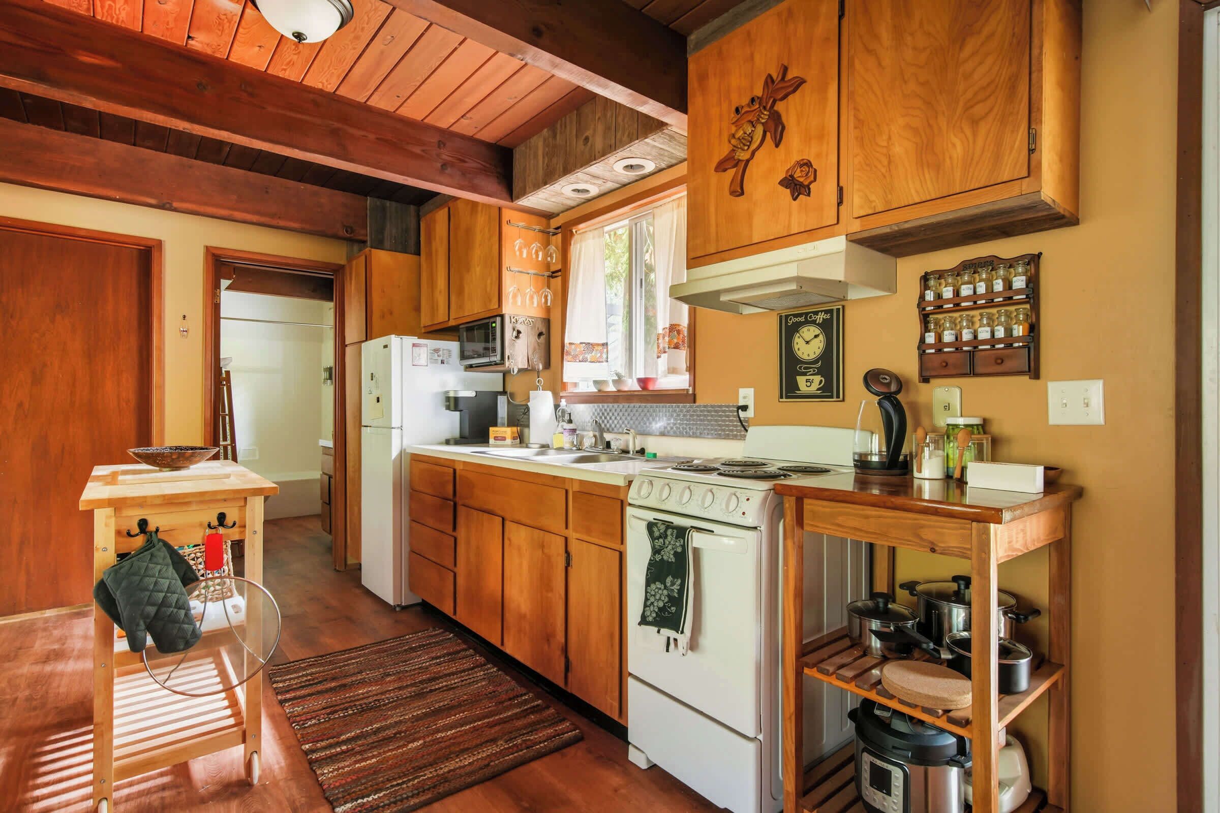 Kjøleskap, mikrobølgeovn, kokeplater og kaffetrakter/tekoker