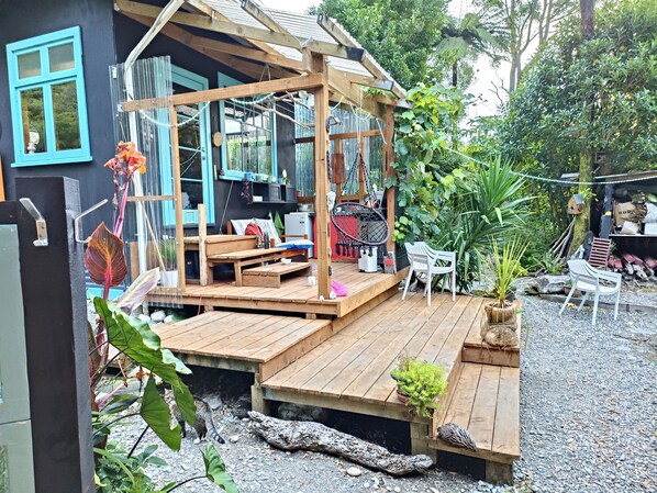 Outdoor dining - Private and Relaxing pet friendly cabin near Barrytown and Punakaiki (Barrytown)