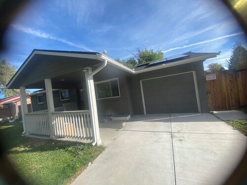 Charming 3 bedroom house in Aurora with AC