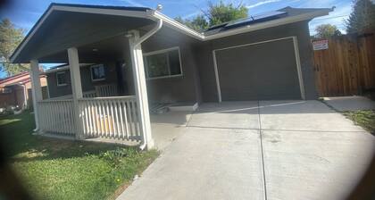 Charming 3 bedroom house in Aurora with AC