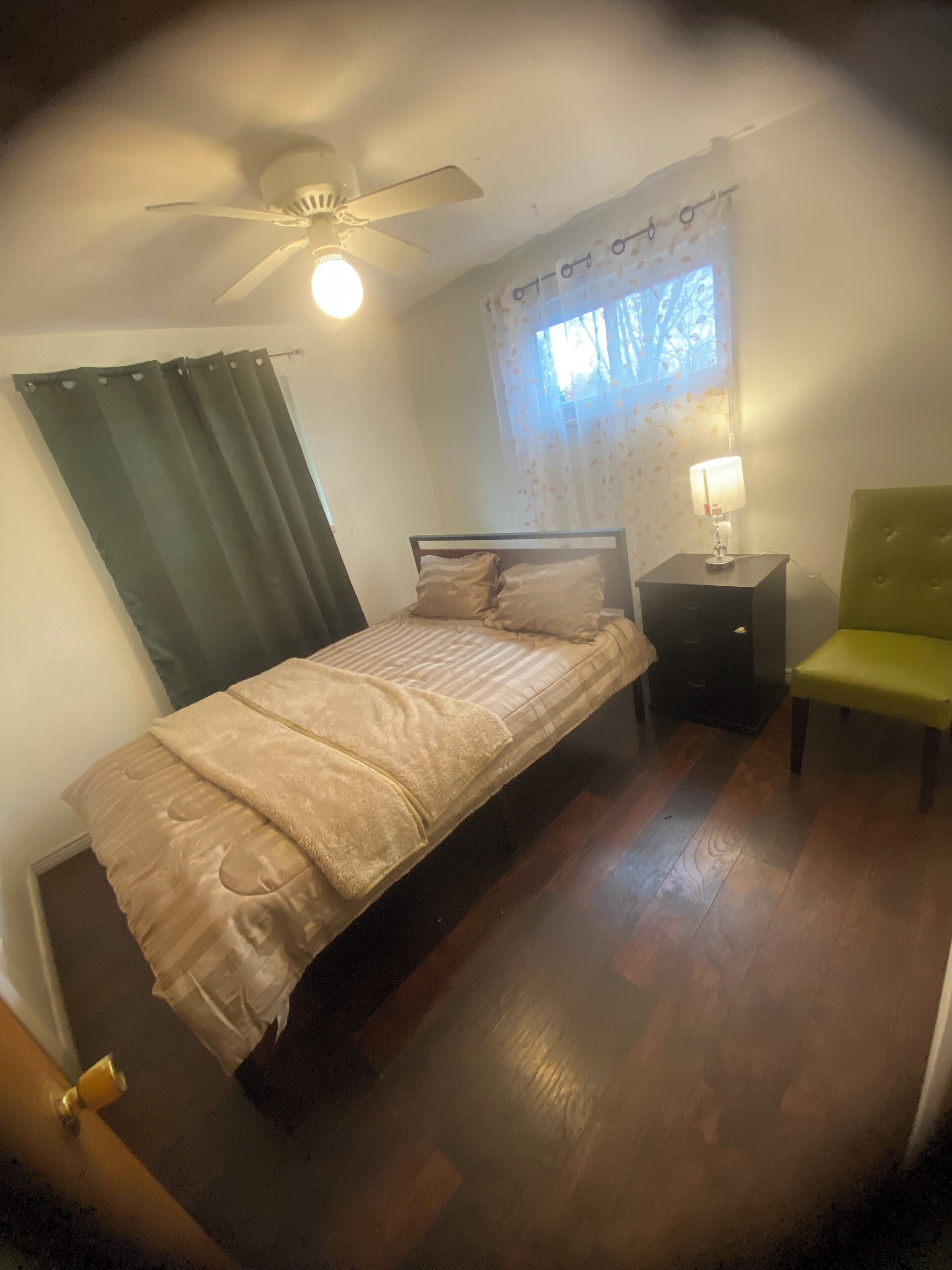 3 habitaciones, tabla de planchar con plancha, wifi y ropa de cama 