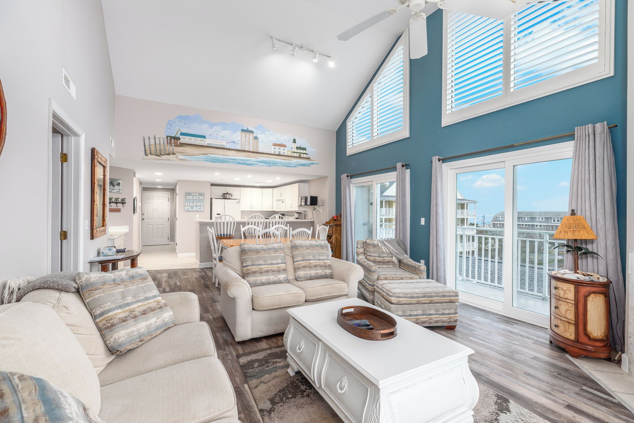 TV, peis, bøker og stereoanlegg