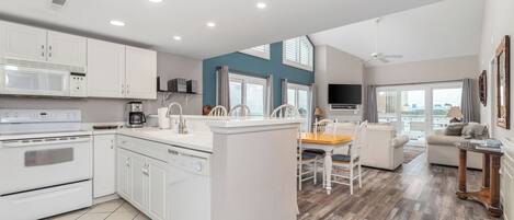 Frigorífico, microondas, horno y placa de cocina