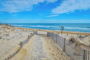 Beach nearby - 3 Bedroom Condo With Vaulted Ceilings & Scenic Views (Ocean City)