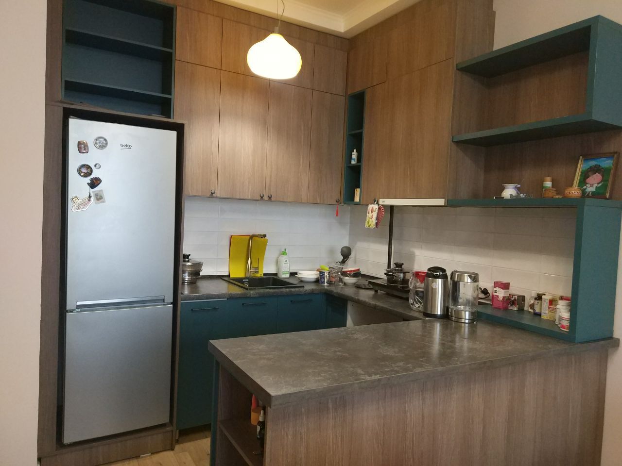 Fridge, stovetop, electric kettle, cookware/dishes/utensils