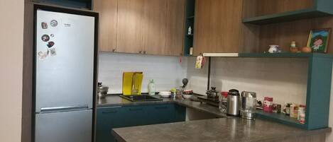 Kühlschrank, Herdplatte, Wasserkocher, Kochgeschirr/Geschirr/Besteck