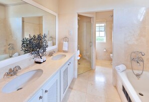 Dusj, hårføner, bidé og håndklær