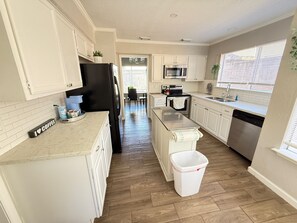 Een magnetron, een oven, een kookplaat, een vaatwasser