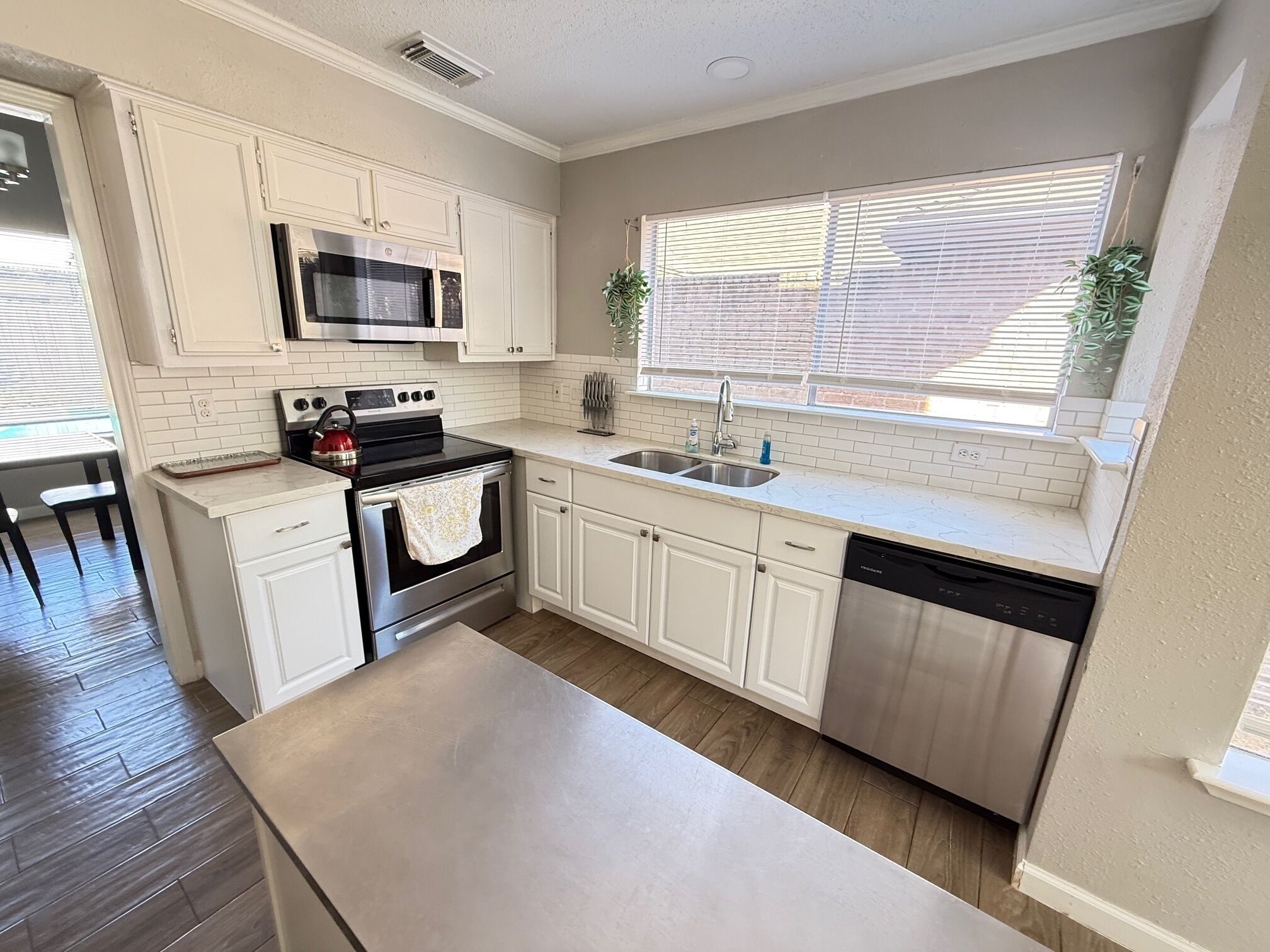 Mikrowelle, Ofen, Herdplatte, Geschirrspüler