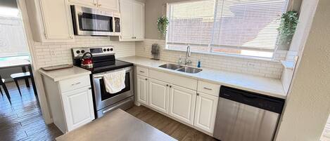 Mikrobølgeovn, ovn, kogeplade, opvaskemaskine