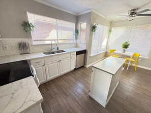 Een magnetron, een oven, een kookplaat, een vaatwasser