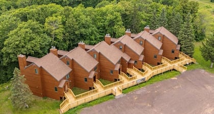 Cozy 1B/1B Condo w/ Massage Chair & Jetted Tub!