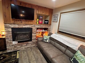 Televisión y chimenea 