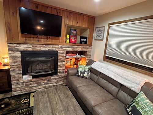 Cozy 1B/1B Condo w/ Massage Chair & Jetted Tub!