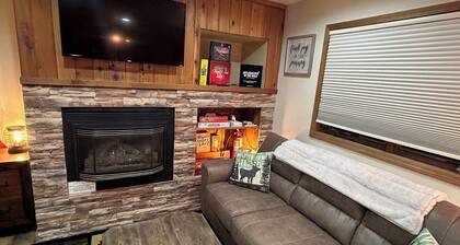 Cozy 1B/1B Condo w/ Massage Chair & Jetted Tub!