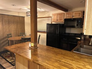 Microondas, horno, parrilla de estufa y lavavajillas 