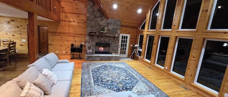 Smart-TV, Kamin, DVD-Player, Bücher