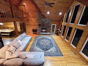 Smart-TV, Kamin, DVD-Player, Bücher