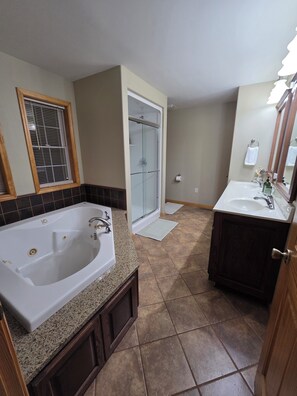 Whirlpool, Haartrockner, Handtücher, Seife