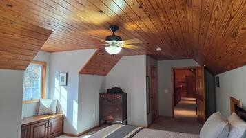 5 Schlafzimmer, Schreibtisch, Bügeleisen/Bügelbrett, Reisekinderbett