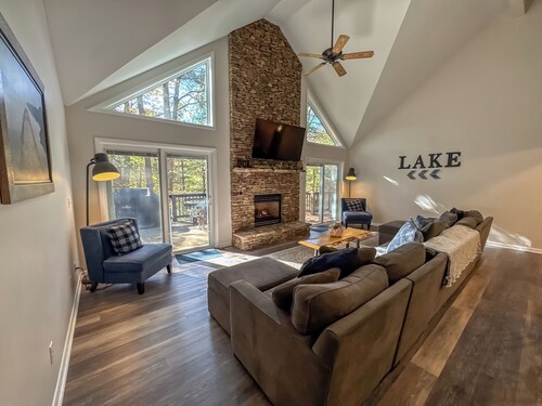 Lakeslee Lodge: Spacious 6BR retreat with lake access and community pool in Oakland, MD.