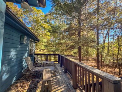 Lakeslee Lodge: Spacious 6BR retreat with lake access and community pool in Oakland, MD.