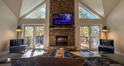 Lakeslee Lodge: Spacious 6BR retreat with lake access and community pool in Oakland, MD.