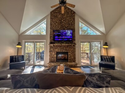 Lakeslee Lodge: Spacious 6BR retreat with lake access and community pool in Oakland, MD.