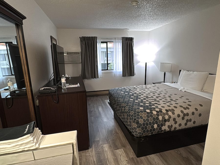 Een bureau, een laptopwerkplek, een strijkplank/strijkijzer, gratis wifi