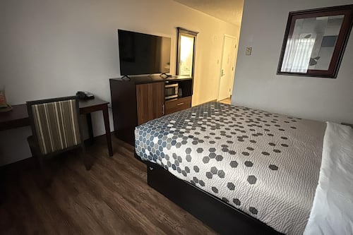 Desk, laptop workspace, iron/ironing board, free WiFi