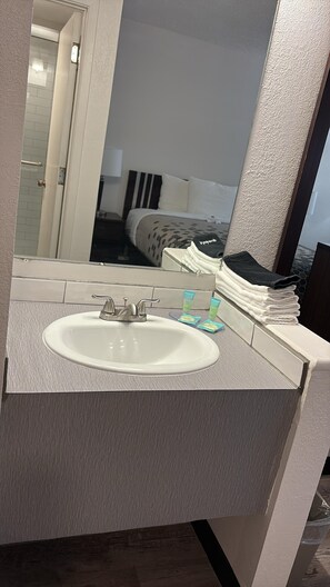 Combined shower/bathtub, free toiletries, hair dryer, towels