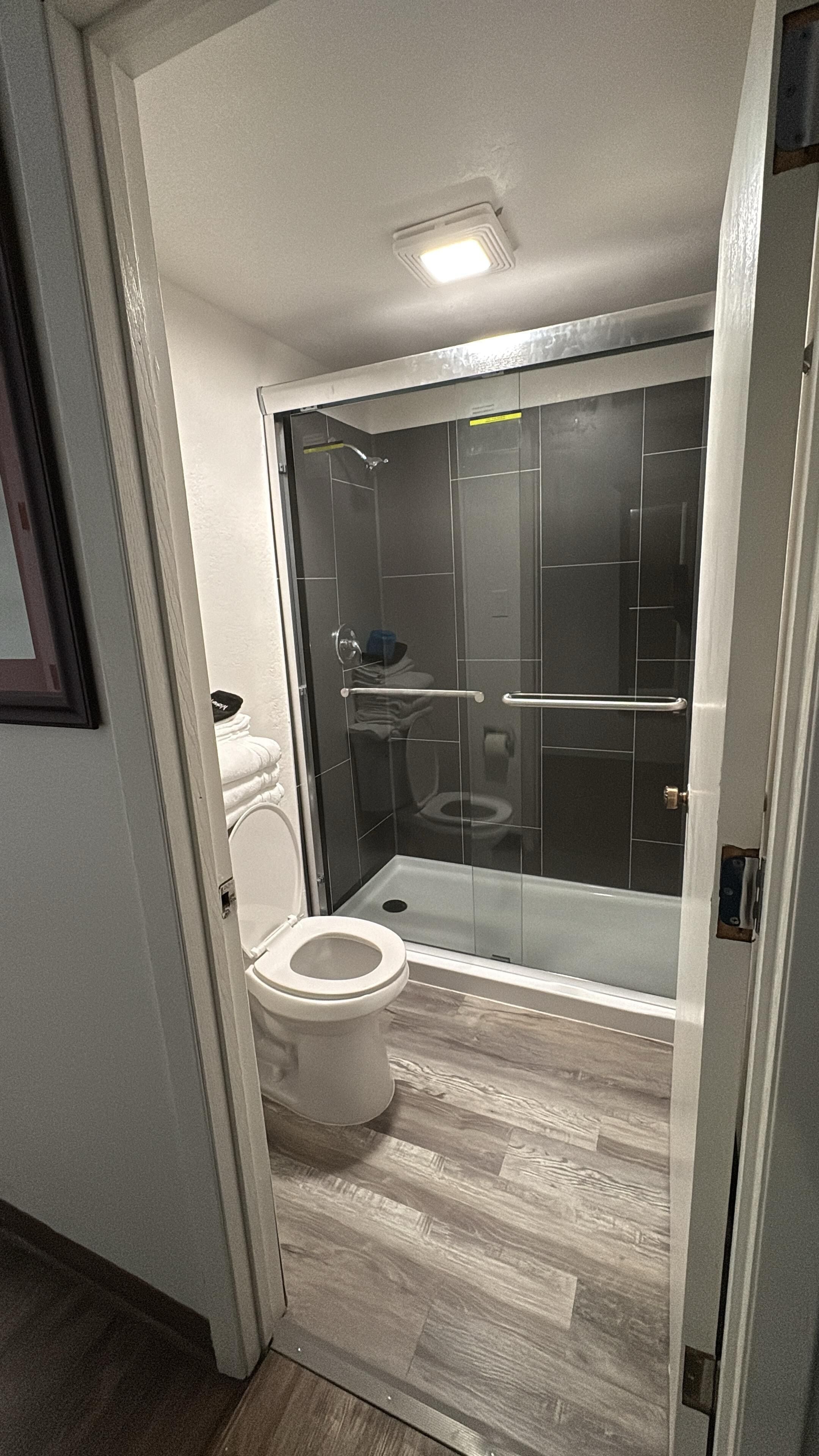 Habitación estándar, 2 camas de matrimonio, no fumadores | Baño | Ducha y bañera combinadas y artículos de higiene personal gratuitos