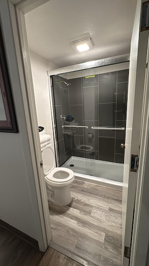 Standardværelse - 2 queensize-senge - ikke-ryger | Badeværelse | Kombination af bruser/badekar, gratis toiletartikler, hårtørrer