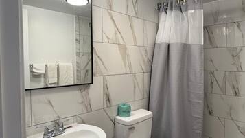 Kombinasi shower/bathtub dan perlengkapan mandi gratis