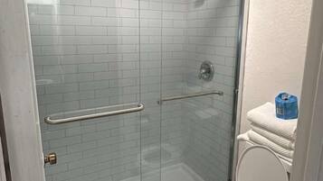 Quarto standard, 1 cama King, para não fumantes | Banheiro | Chuveiro/banheira combinados, produtos de toalete grátis